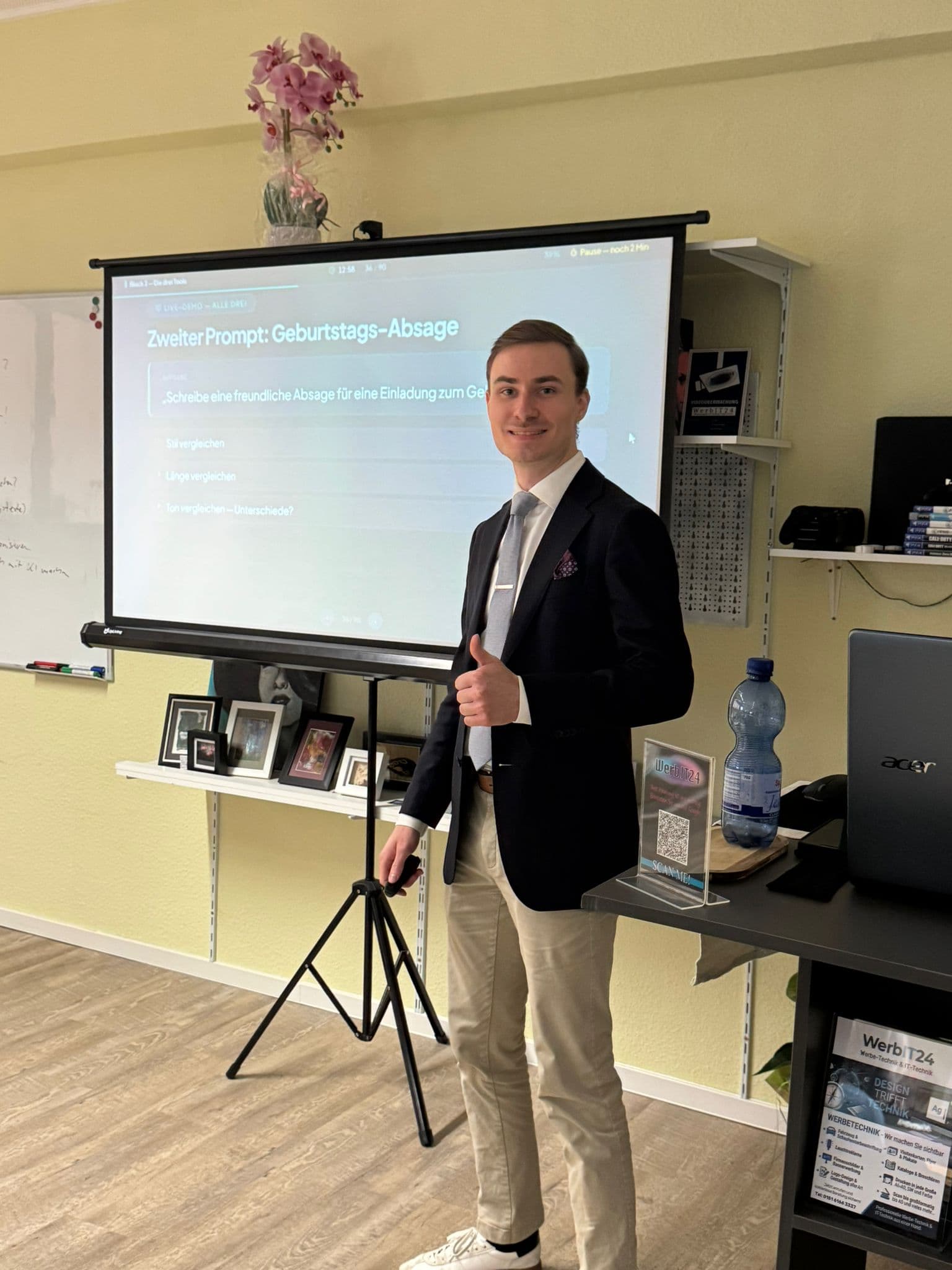 Michael Schönburg während einer Live-Demo in der KI-Schulung