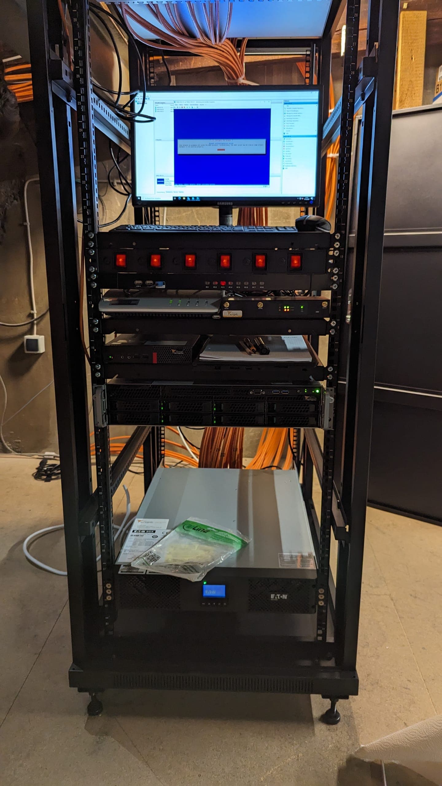 Aufgeräumter Serverschrank mit Server, Firewall und USV nach einem Umbau