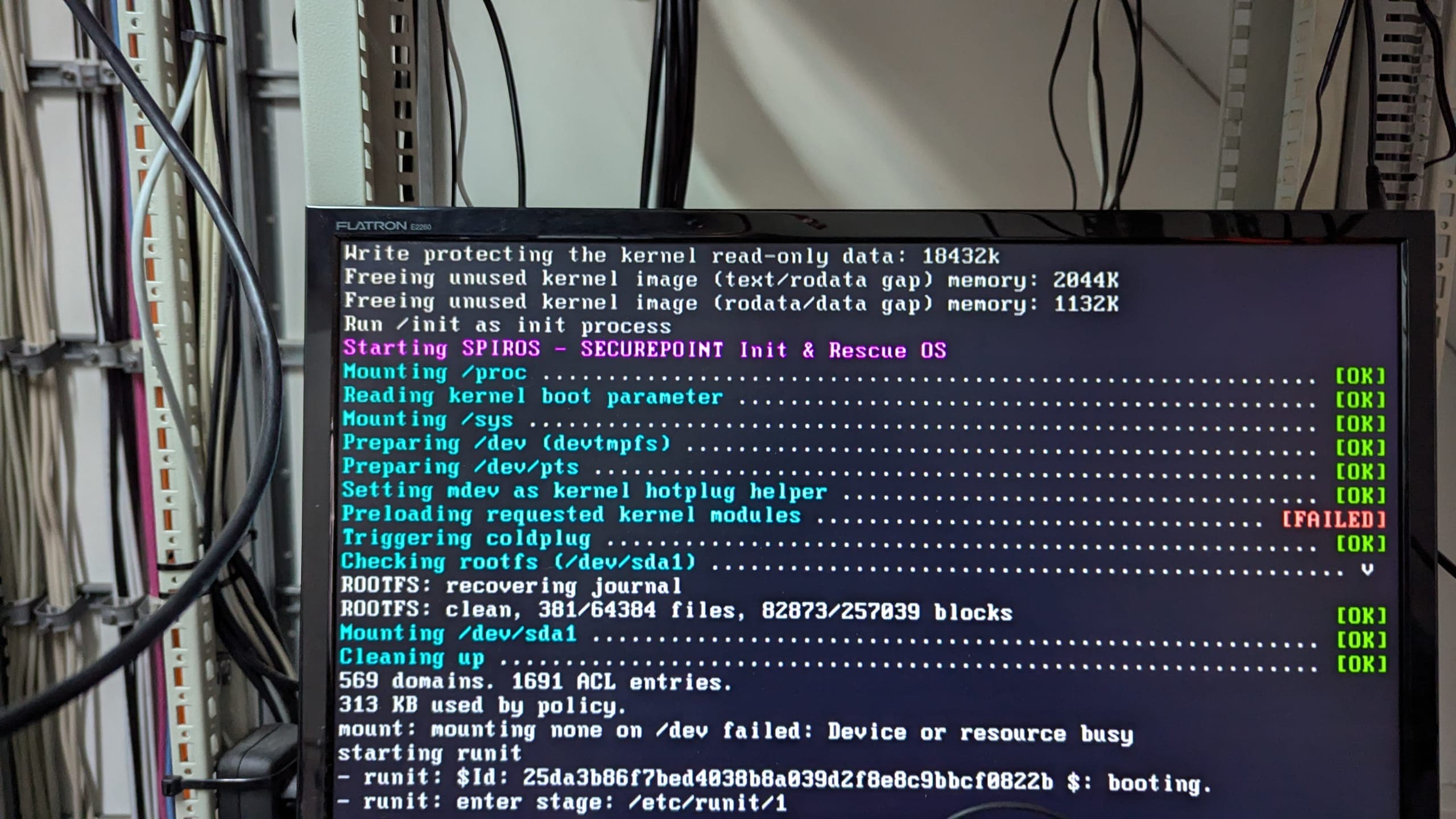 Monitor im Serverraum zeigt den Bootvorgang einer Securepoint-Firewall